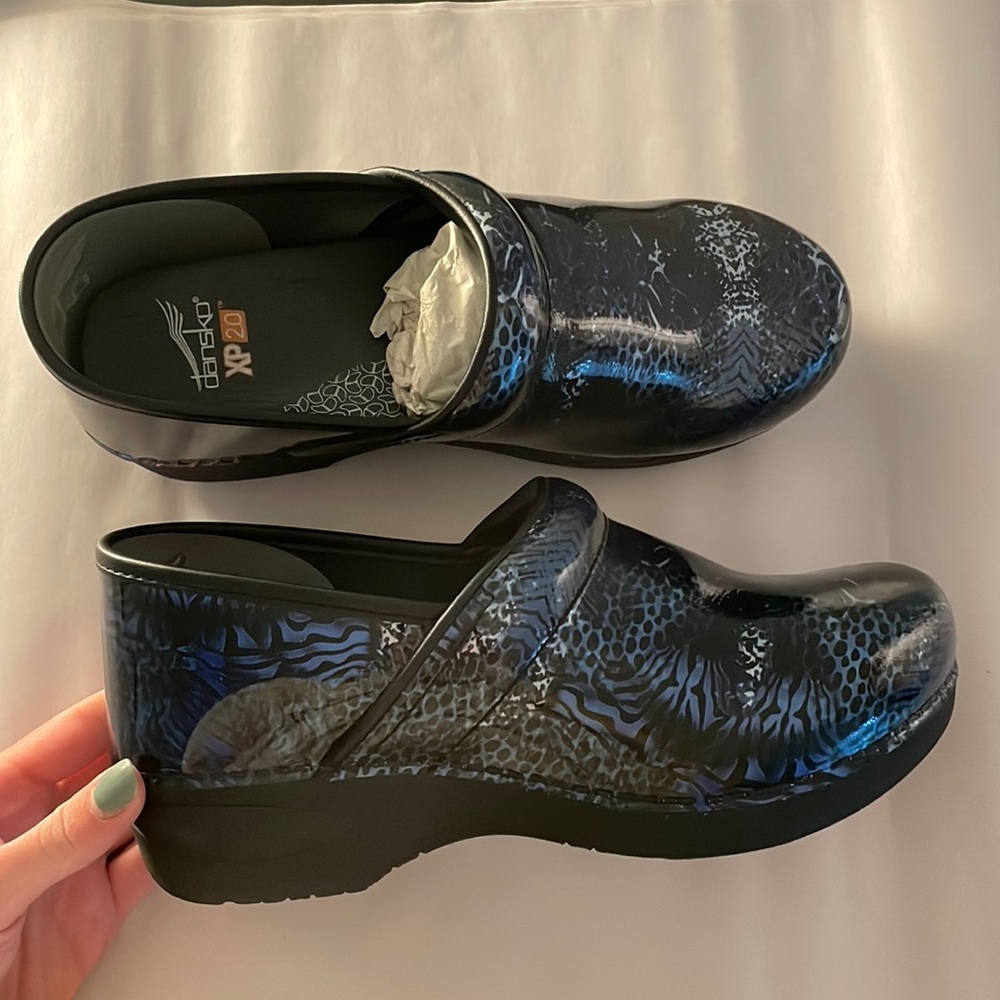 Dansko XP 2.0 Patent Leather Clogs Blue Black Printed Size 40